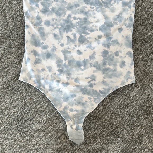 Express Body Contour Abstract Print Bodysuit - Picture 4 of 9